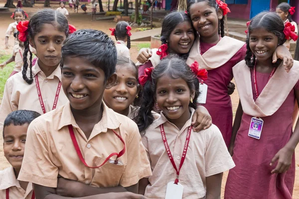Belgesel yayın görüntü. Okul üniformaları ile mutlu çocuklar okulda oynamak