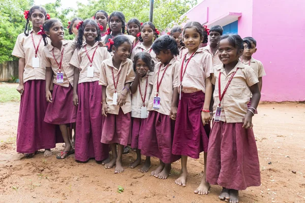 Belgesel yayın görüntü. Okul üniformaları ile mutlu çocuklar okulda oynamak