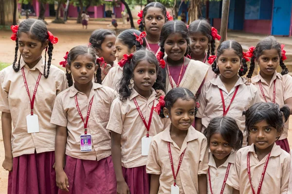 Belgesel yayın görüntü. Okul üniformaları ile mutlu çocuklar okulda oynamak
