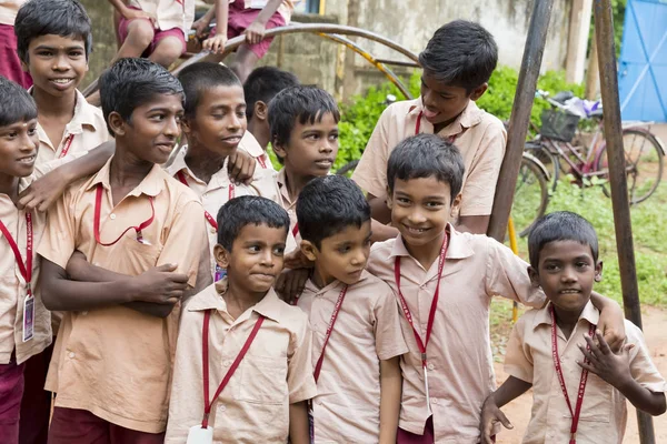 Belgesel yayın görüntü. Okul üniformaları ile mutlu çocuklar okulda oynamak