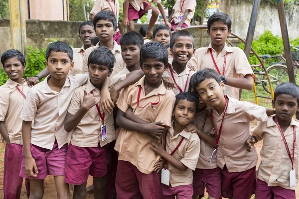 Belgesel yayın görüntü. Okul üniformaları ile mutlu çocuklar okulda oynamak