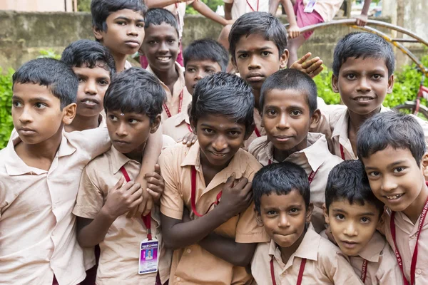 Dokumentarisches Redaktionsbild. Glückliche Kinder in Schuluniformen spielen in der Schule — Stockfoto