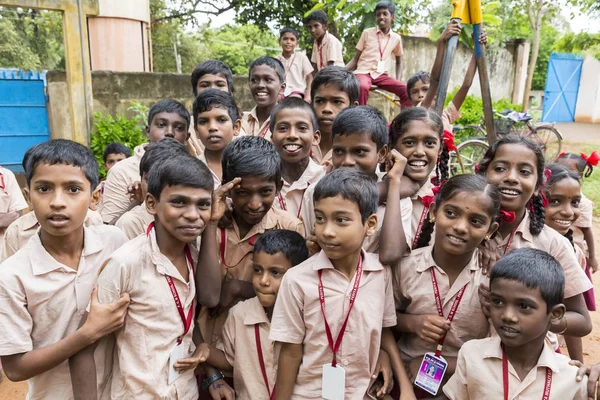 Belgesel yayın görüntü. Okul üniformaları ile mutlu çocuklar okulda oynamak