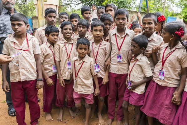 Belgesel yayın görüntü. Okul üniformaları ile mutlu çocuklar okulda oynamak