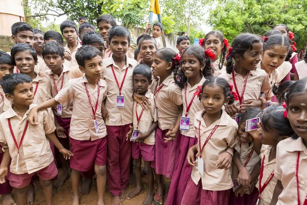 Belgesel yayın görüntü. Okul üniformaları ile mutlu çocuklar okulda oynamak