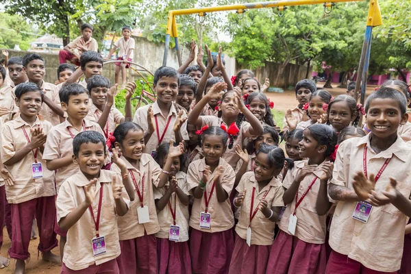 Imagem editorial documental. Crianças felizes com uniformes escolares brincam na escola — Fotografia de Stock