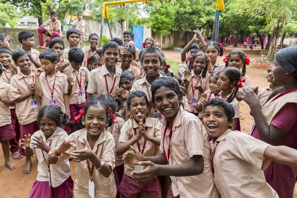 Belgesel yayın görüntü. Okul üniformaları ile mutlu çocuklar okulda oynamak