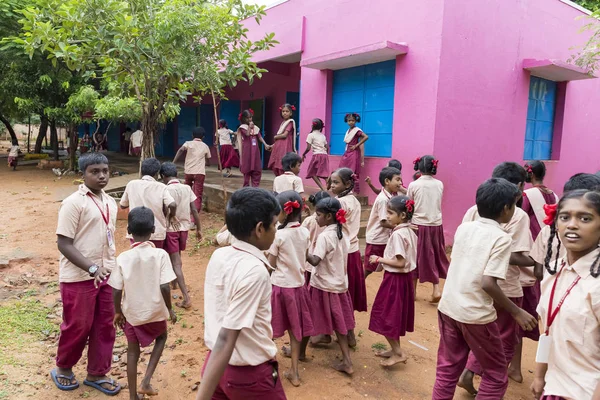 Belgesel yayın görüntü. Okul üniformaları ile mutlu çocuklar okulda oynamak