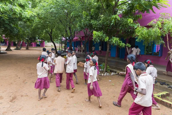 Belgesel yayın görüntü. Okul üniformaları ile mutlu çocuklar okulda oynamak