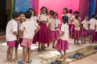 Belgesel yayın görüntü. Okul üniformaları ile mutlu çocuklar okulda oynamak