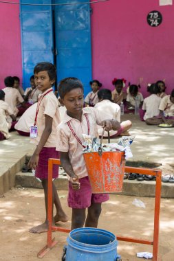 Belgesel yayın görüntü. Okul üniformaları ile mutlu çocuklar okulda oynamak