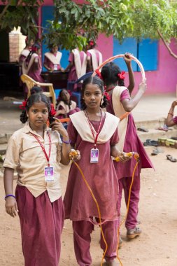 Belgesel yayın görüntü. Okul üniformaları ile mutlu çocuklar okulda oynamak