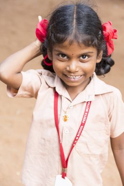 Belgesel yayın görüntü. Okul üniformaları ile mutlu çocuklar okulda oynamak