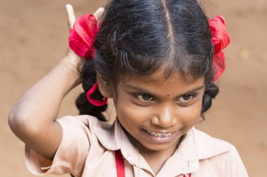 Belgesel yayın görüntü. Okul üniformaları ile mutlu çocuklar okulda oynamak