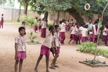 Belgesel yayın görüntü. Okul üniformaları ile mutlu çocuklar okulda oynamak