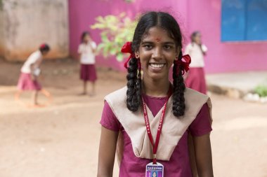 Belgesel yayın görüntü. Okul üniformaları ile mutlu çocuklar okulda oynamak