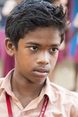 Belgesel yayın görüntü. Okul üniformaları ile mutlu çocuklar okulda oynamak