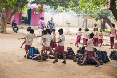 Belgesel yayın görüntü. Okul üniformaları ile mutlu çocuklar okulda oynamak