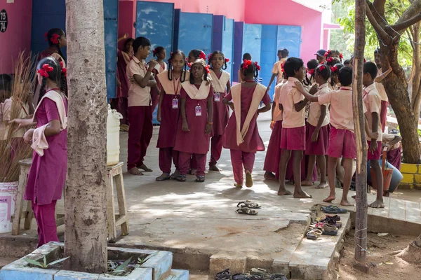 Belgesel yayın görüntü. Okul üniformaları ile mutlu çocuklar okulda oynamak