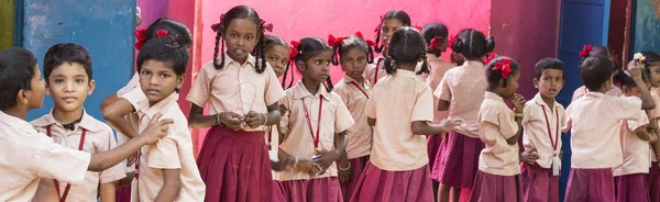 Belgesel yayın görüntü. Okul üniformaları ile mutlu çocuklar okulda oynamak