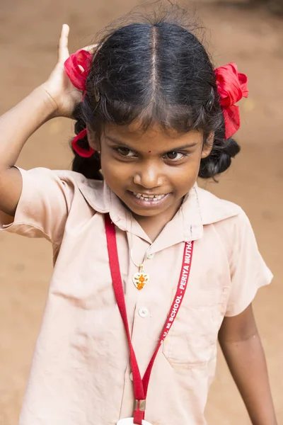 Belgesel yayın görüntü. Okul üniformaları ile mutlu çocuklar okulda oynamak