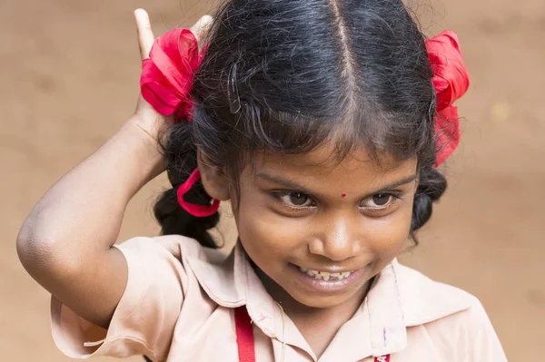 Belgesel yayın görüntü. Okul üniformaları ile mutlu çocuklar okulda oynamak