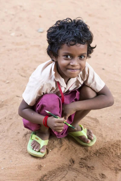 Belgesel yayın görüntü. Okul üniformaları ile mutlu çocuklar okulda oynamak