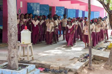 Belgesel yayın görüntü. Pazartesi sabahı üniformalar öğrencilerle okul geçit Hindistan,