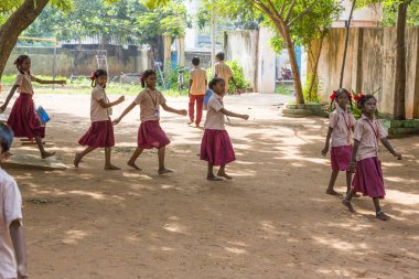 Belgesel yayın görüntü. Pazartesi sabahı üniformalar öğrencilerle okul geçit Hindistan,