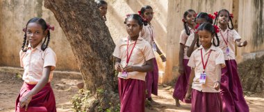 Belgesel yayın görüntü. Pazartesi sabahı üniformalar öğrencilerle okul geçit Hindistan,