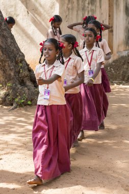 Belgesel yayın görüntü. Pazartesi sabahı üniformalar öğrencilerle okul geçit Hindistan,