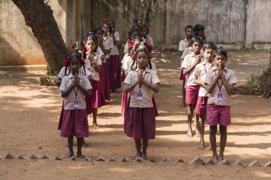 Belgesel yayın görüntü. Pazartesi sabahı üniformalar öğrencilerle okul geçit Hindistan,