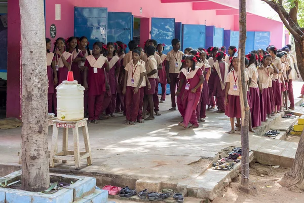 Belgesel yayın görüntü. Pazartesi sabahı üniformalar öğrencilerle okul geçit Hindistan,
