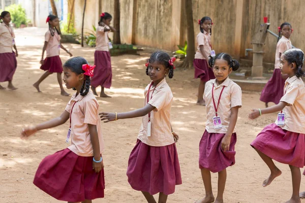Belgesel yayın görüntü. Pazartesi sabahı üniformalar öğrencilerle okul geçit Hindistan,