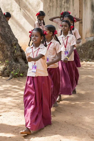 Belgesel yayın görüntü. Pazartesi sabahı üniformalar öğrencilerle okul geçit Hindistan,