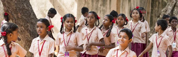 Imagem editorial documental. Desfile escolar de segunda-feira de manhã na Índia, com estudantes com uniformes — Fotografia de Stock