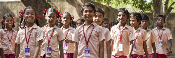 Belgesel yayın görüntü. Pazartesi sabahı üniformalar öğrencilerle okul geçit Hindistan,