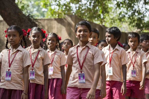 Belgesel yayın görüntü. Pazartesi sabahı üniformalar öğrencilerle okul geçit Hindistan,