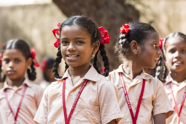 Belgesel yayın görüntü. Pazartesi sabahı üniformalar öğrencilerle okul geçit Hindistan,