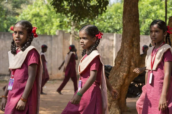Belgesel yayın görüntü. Pazartesi sabahı üniformalar öğrencilerle okul geçit Hindistan,