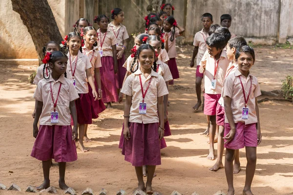 Belgesel yayın görüntü. Pazartesi sabahı üniformalar öğrencilerle okul geçit Hindistan,