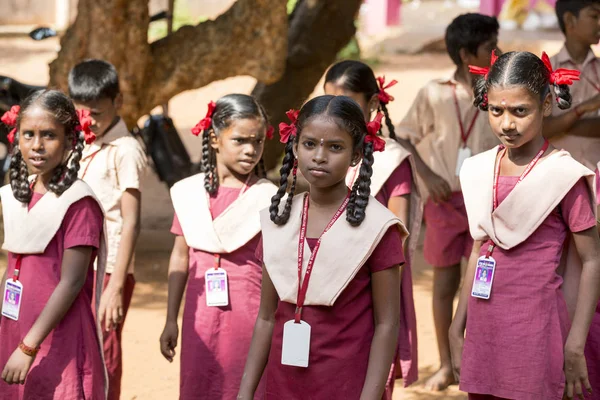 Belgesel yayın görüntü. Pazartesi sabahı üniformalar öğrencilerle okul geçit Hindistan,