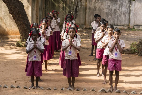 Belgesel yayın görüntü. Pazartesi sabahı üniformalar öğrencilerle okul geçit Hindistan,