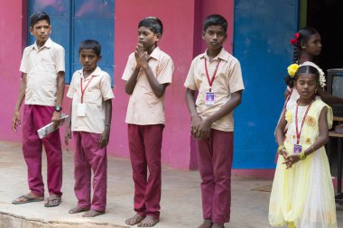 Belgesel yayın görüntü. Pazartesi sabahı üniformalar öğrencilerle okul geçit Hindistan,