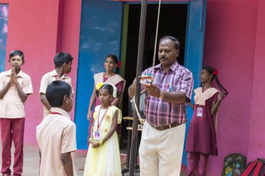 Belgesel yayın görüntü. Pazartesi sabahı üniformalar öğrencilerle okul geçit Hindistan,