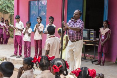 Belgesel yayın görüntü. Pazartesi sabahı üniformalar öğrencilerle okul geçit Hindistan,