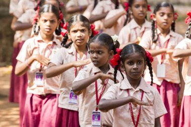 Belgesel yayın görüntü. Pazartesi sabahı üniformalar öğrencilerle okul geçit Hindistan,