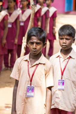 Belgesel yayın görüntü. Pazartesi sabahı üniformalar öğrencilerle okul geçit Hindistan,