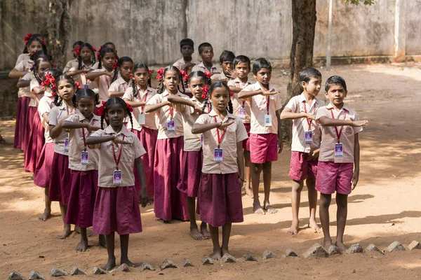 Belgesel yayın görüntü. Pazartesi sabahı üniformalar öğrencilerle okul geçit Hindistan,
