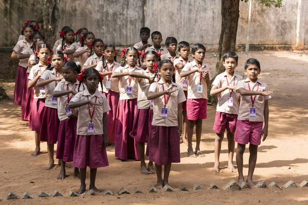 Belgesel yayın görüntü. Pazartesi sabahı üniformalar öğrencilerle okul geçit Hindistan,